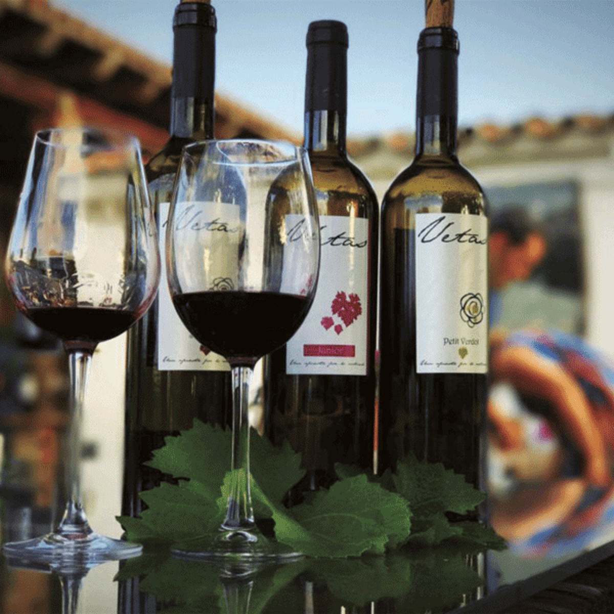 ロンダ産ワインのボトル。ロンダの山脈の地形がブドウ栽培に適していることを示す。