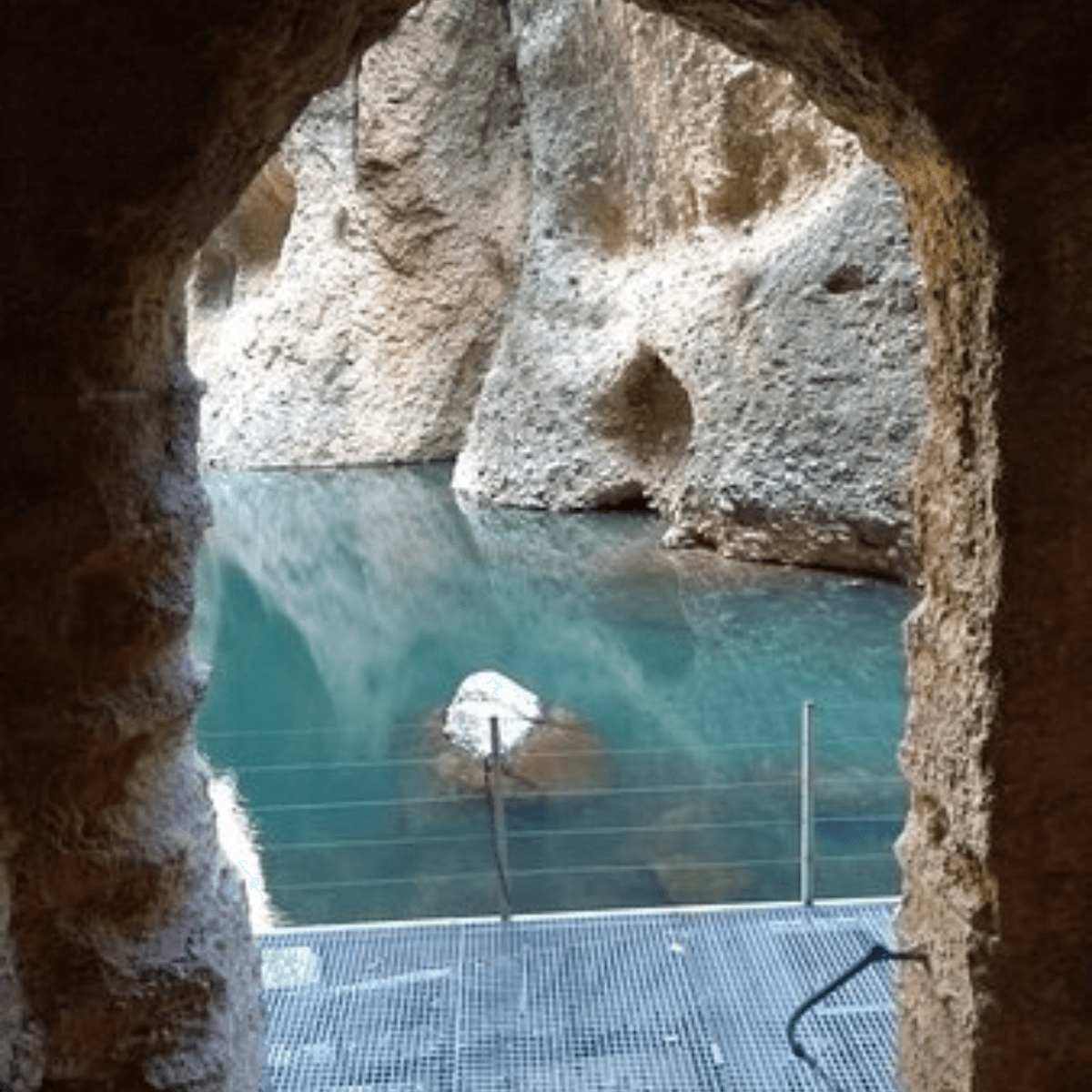 ロンダのカサ・デル・レイ・モーロの庭園と断崖下の洞窟（ラ・ミナ）の階段