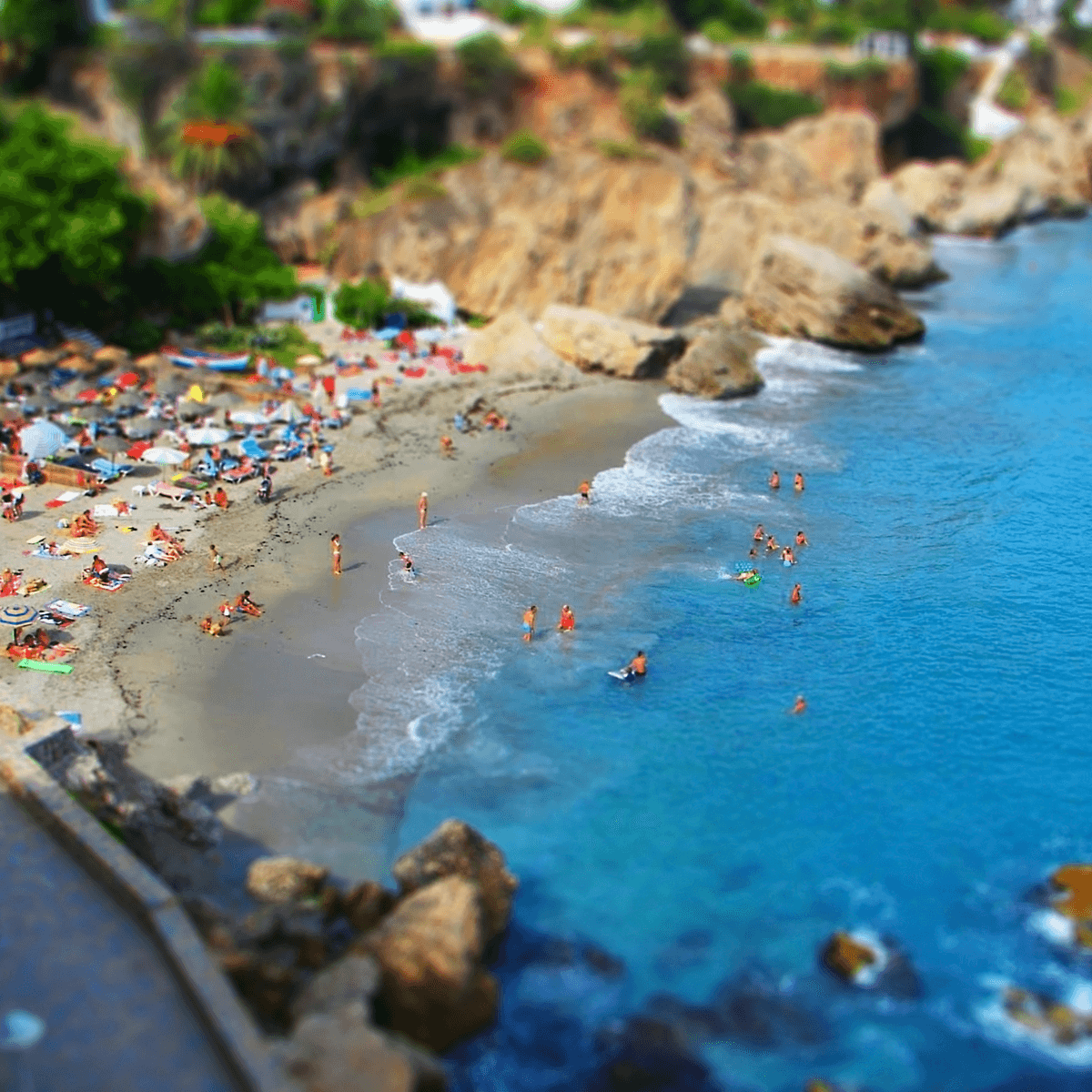 ネルハのメインビーチ プラヤ・デ・ブルリアナ（Playa de Burriana）のパエリアレストランと賑わい