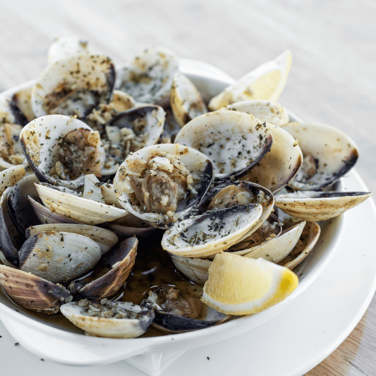 ネルハ旧市街の活気あるタパスバーで提供される魚介のフリット盛り合わせ