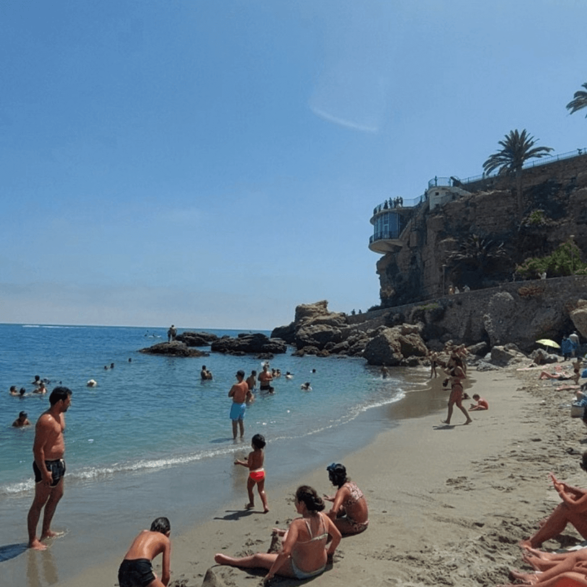 ネルハ 絶景ビーチ プラヤ・デ・カラオンダ（Playa de Calahonda）と旧市街の白い建物