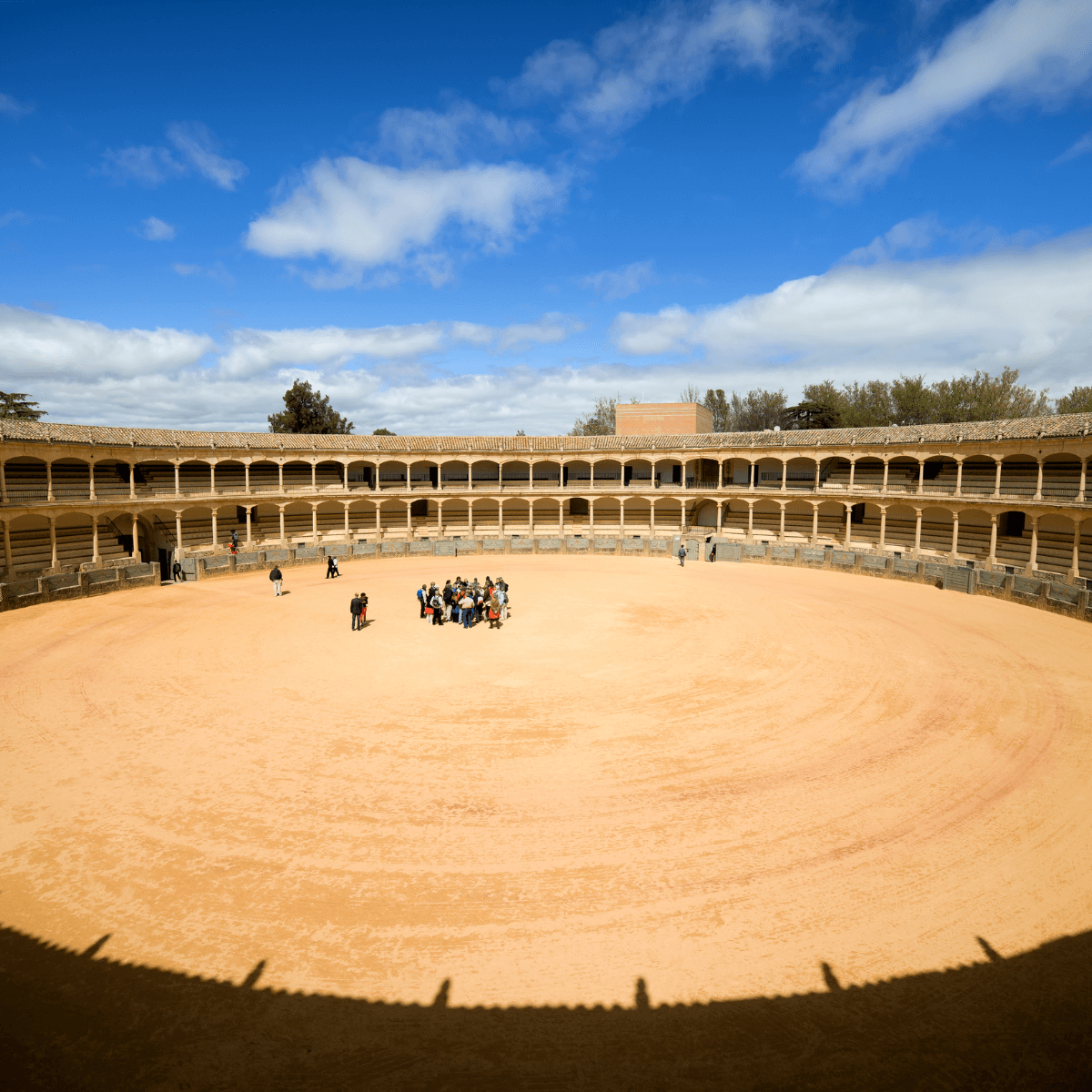 ロンダ観光の名所、スペイン最古級のマエストランサ闘牛場の内部と砂場