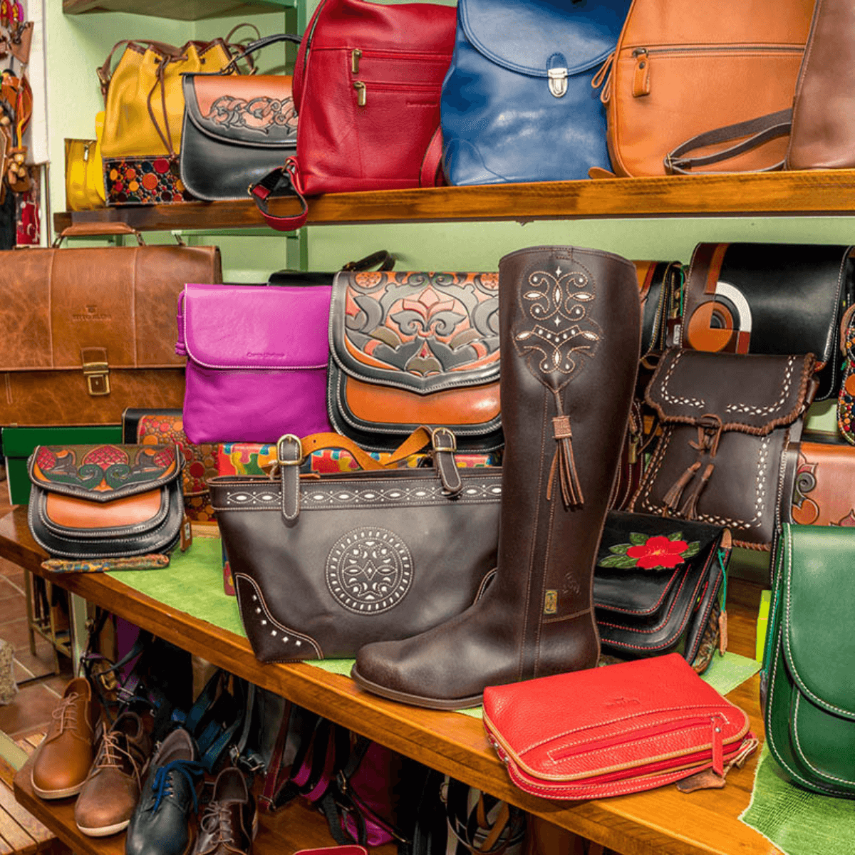 闘牛士の帽子の形をした革製キーホルダーや革製品。ロンダ闘牛場近くの限定土産。