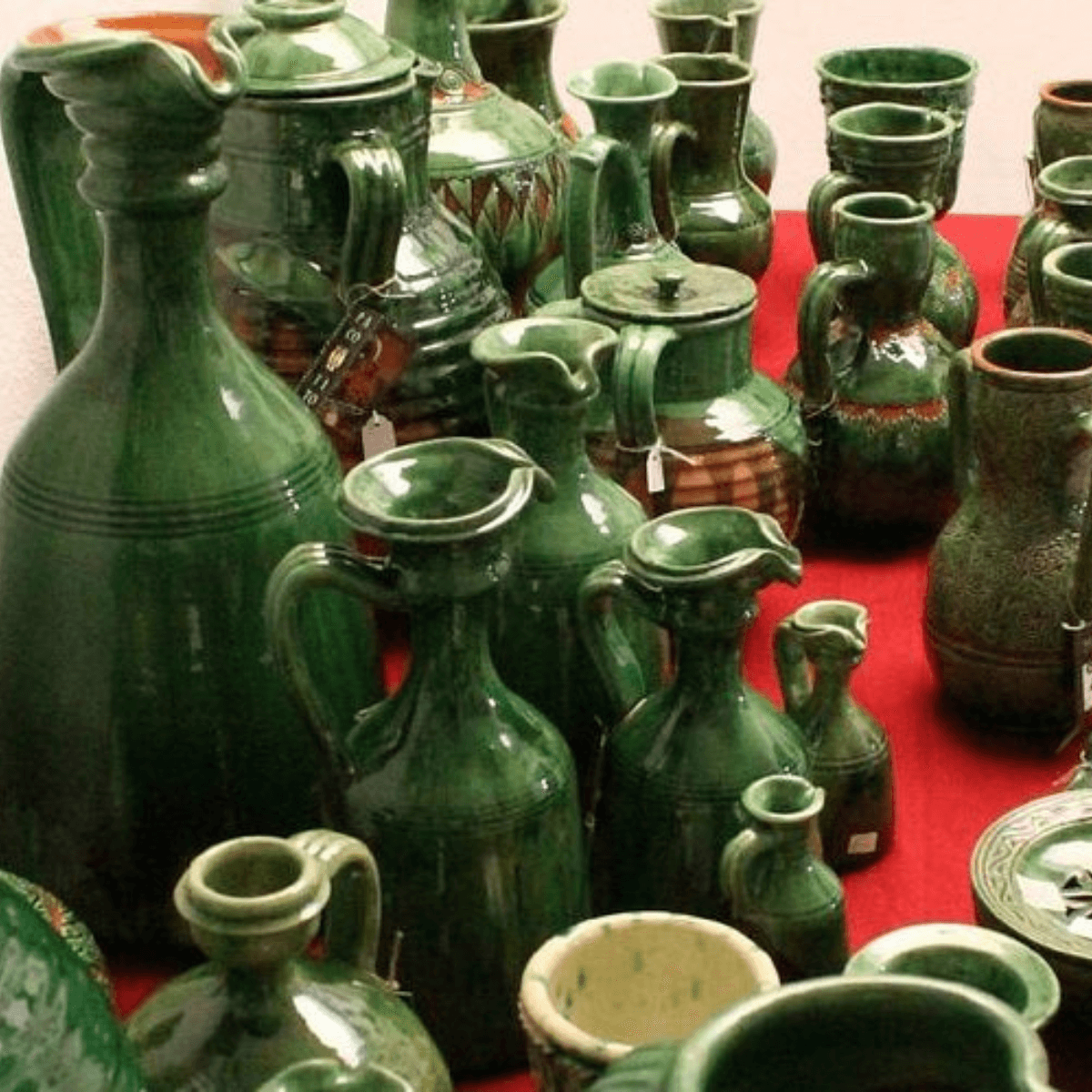 可愛らしいパッケージのオリーブオイル石鹸と天然ハーブの石鹸。女性に人気の美容お土産。