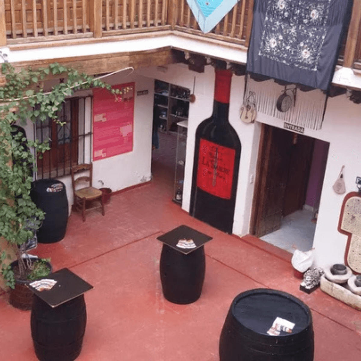 ロンダのワイン博物館の入り口と、ロンダ産ワインのテイスティングエリア