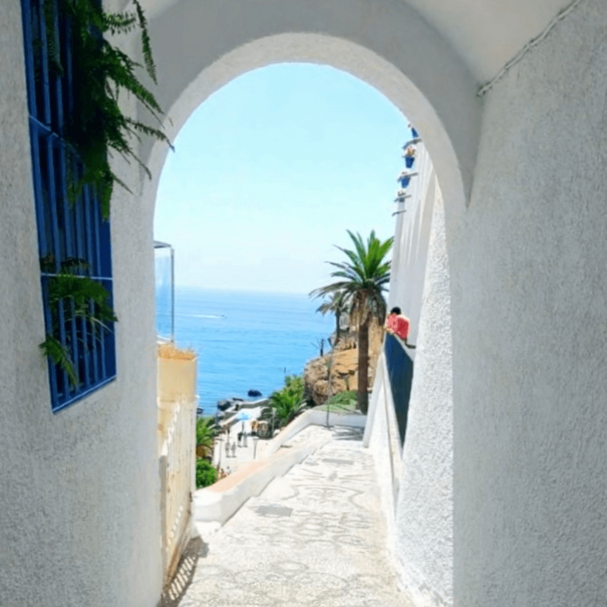 ネルハ観光 ヨーロッパのバルコニー（Balcón de Europa）から地中海とビーチを見下ろす絶景