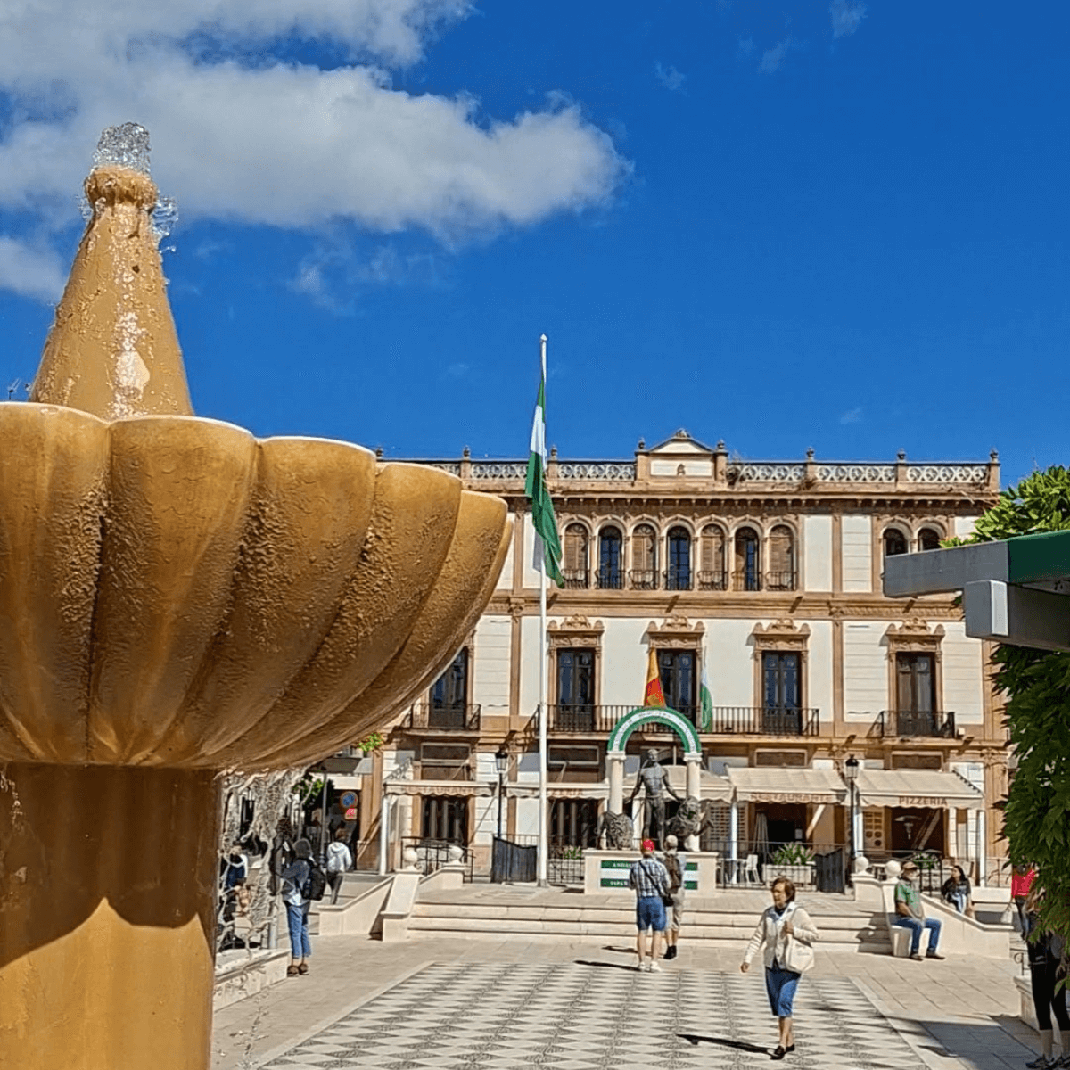 夜のロンダ、新市街の明るい通り。夜の治安は比較的良いが、旧市街や人通りの少ない場所は避けるべき。