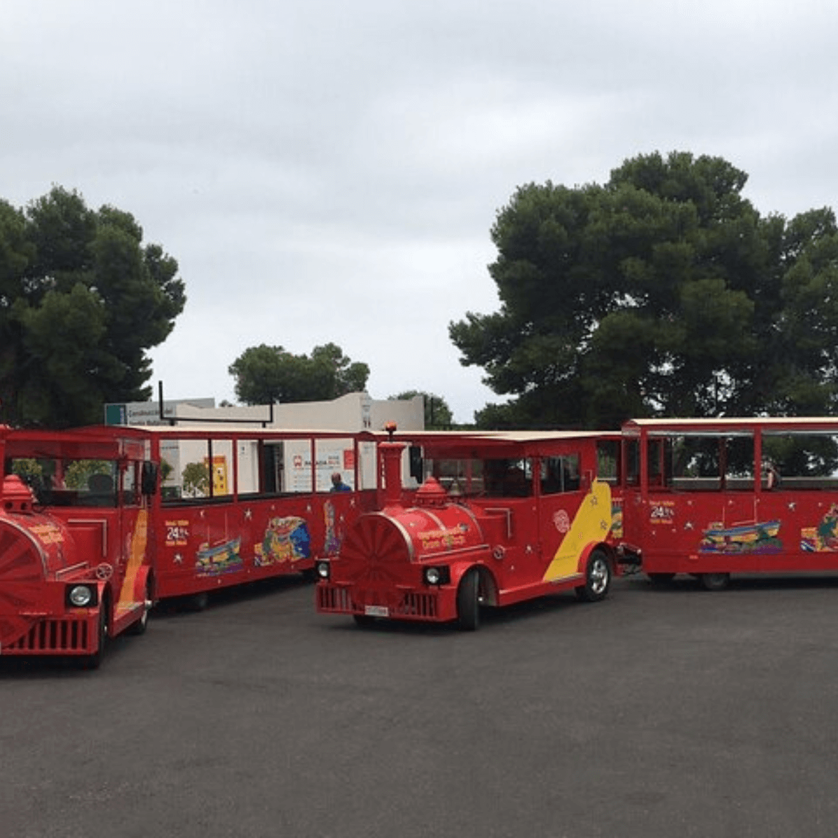 ネルハからバスで行ける白い村フリヒリアナの家並み。バスの乗り方と注意点を解説。