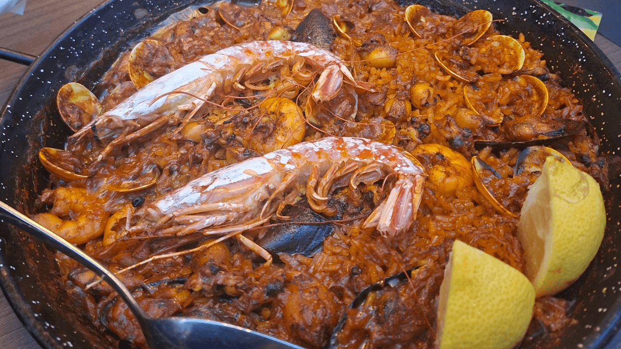 ネルハでの食事の時間帯、予算、マナーに関する情報を示すインフォグラフィック