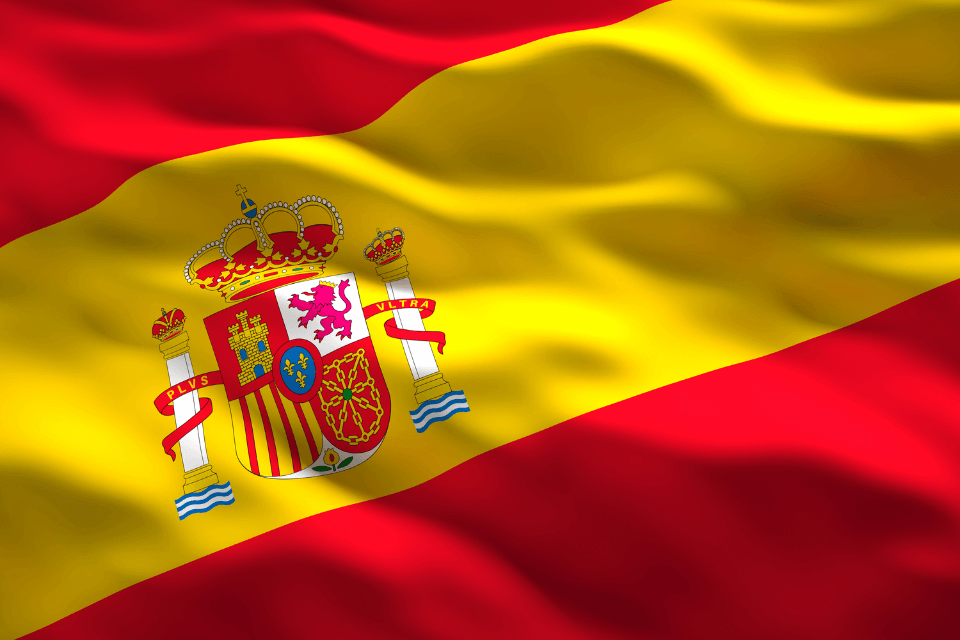 スペインの国旗と青空