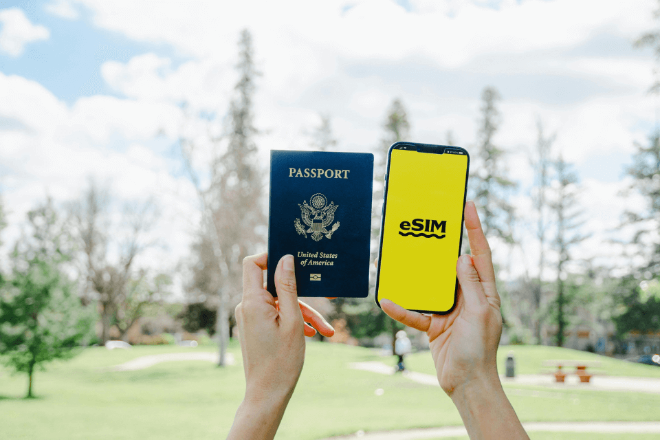 スペイン旅行向けeSIMを設定するスマートフォン画面