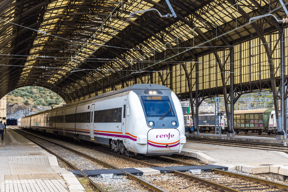 スペインの高速鉄道Renfeの車体とプラットフォームの様子