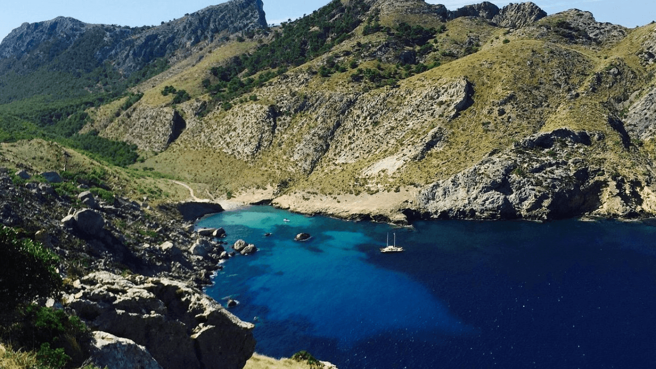 Sierra de Tramuntanaの石畳とオリーブ畑を歩く絶景ハイキングコース
