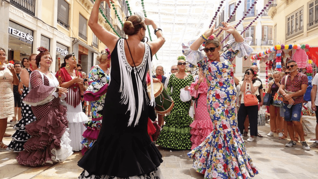 マラガ旧市街で開かれるフェリア・デ・ディア、音楽と踊りの光景