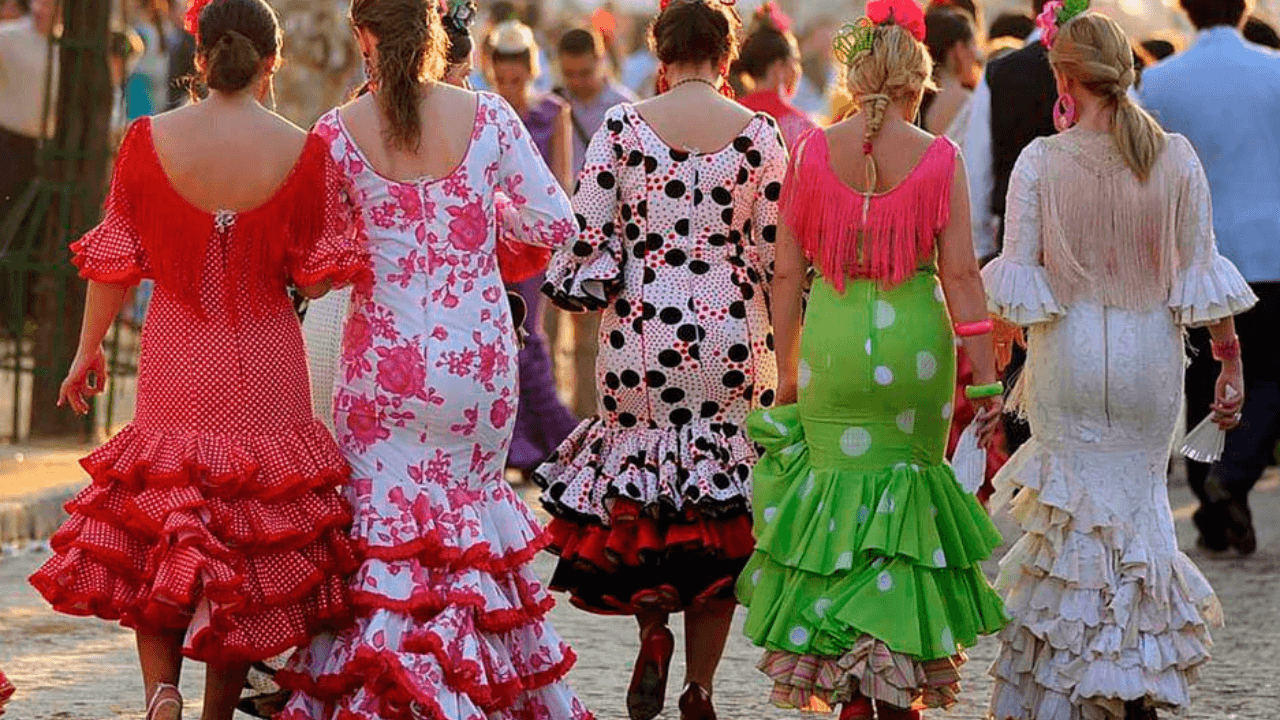 マラガフェリアの昼の様子、街を彩る伝統衣装と人々の賑わい