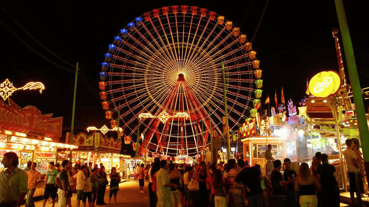 夜のフェリア会場、カセタと遊園地のライトアップ
