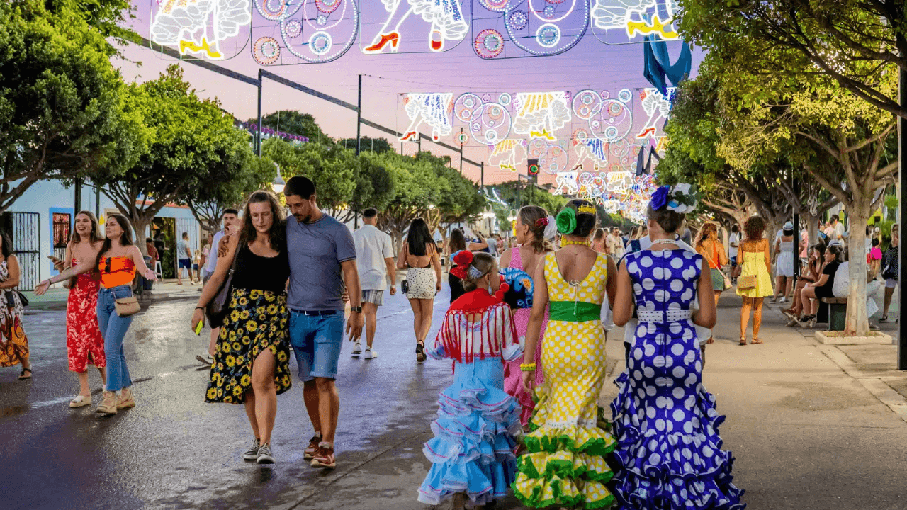 マラガフェリアの花火ショーと踊りの賑わい