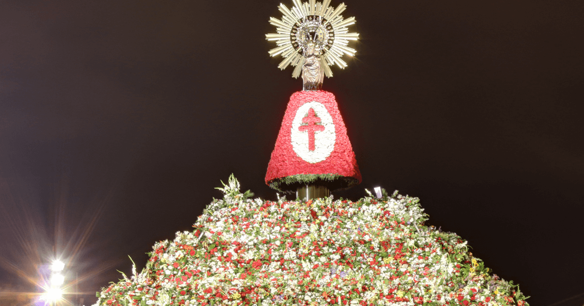 サラゴサのピラール広場を埋め尽くす観光客と献花行列を見学する人々