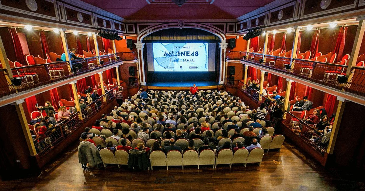 アルカラ・デ・エナーレス映画祭（ALCINE）の会場入り口とポスター展示