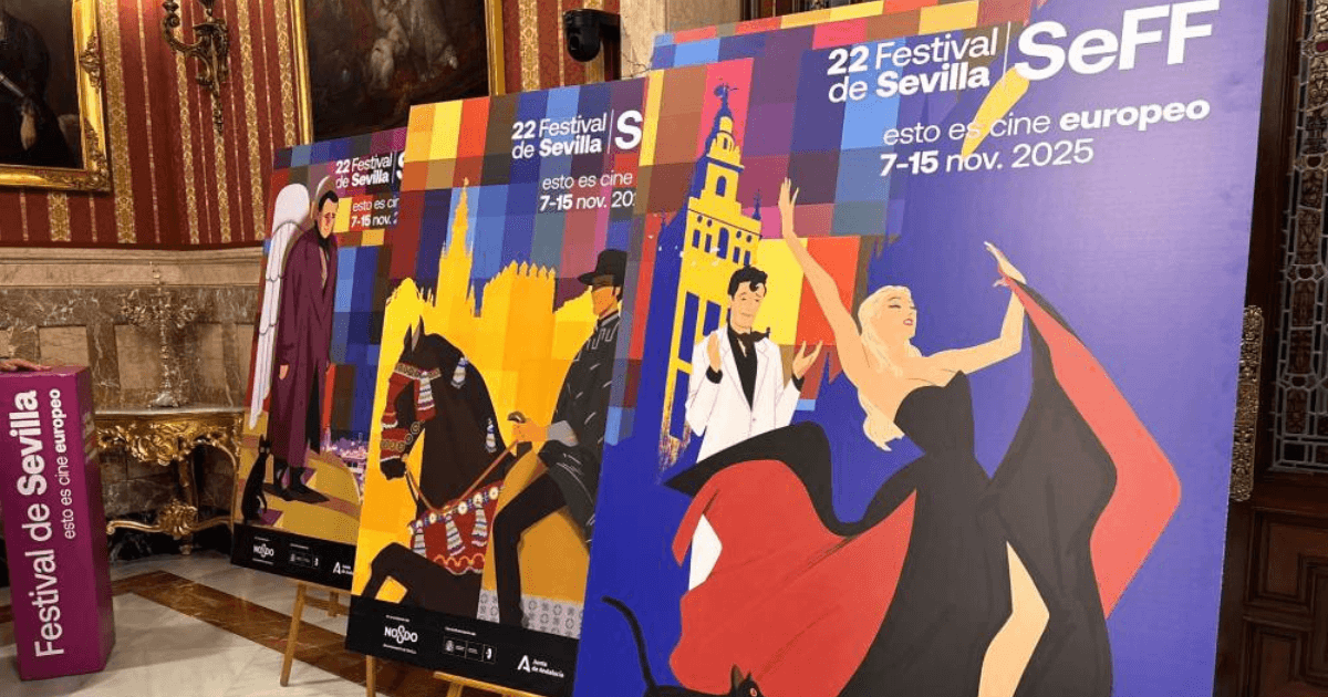 セビリア・ヨーロッパ映画祭のポスターが飾られた歴史的建造物と青空