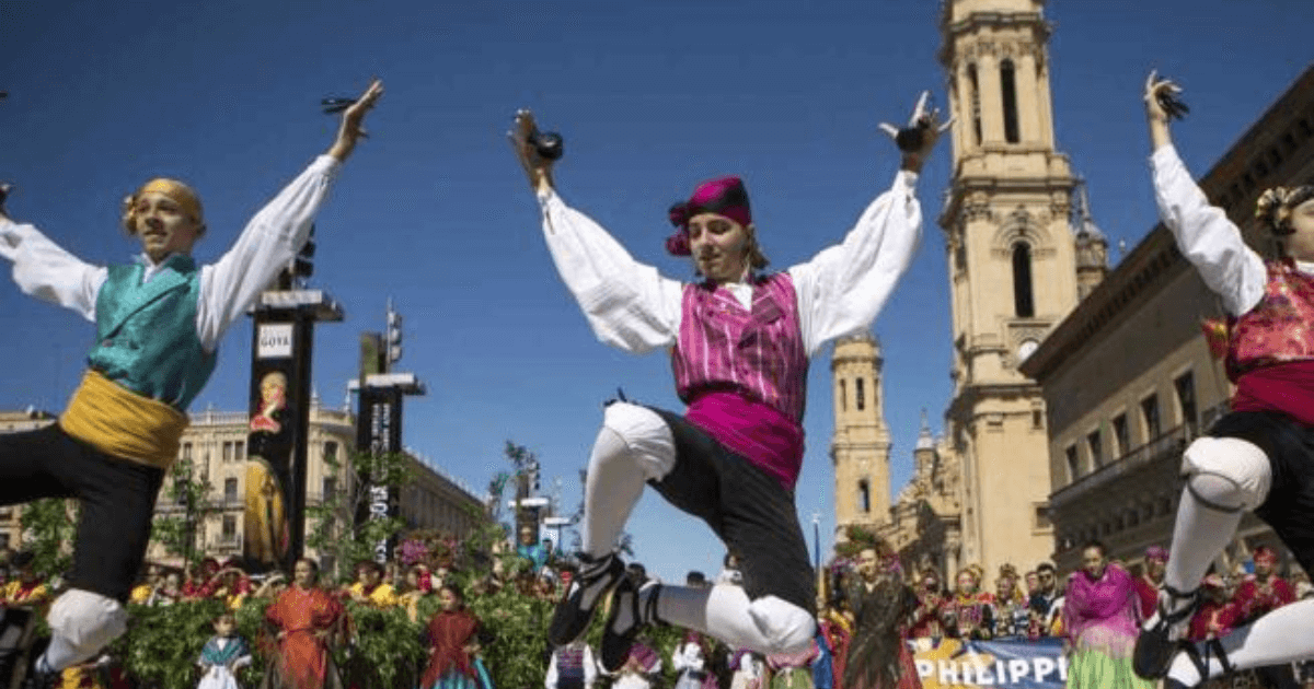 ピラール祭りでアラゴン地方の民族衣装を着て踊るホタの踊り手