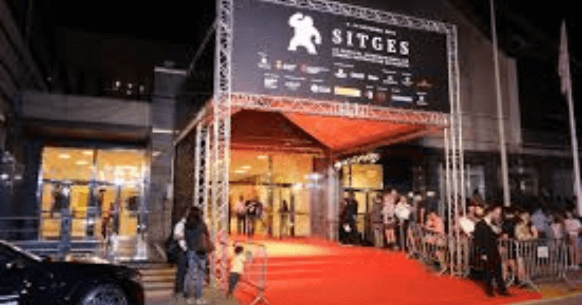 10月のシッチェス、地中海沿いの遊歩道を散策する人々