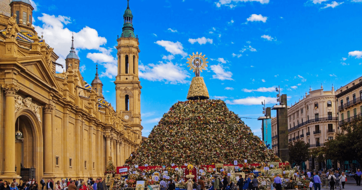 サラゴサのピラール祭り、ピラール広場に立つ献花行列用の巨大な聖母像の土台と花のマント