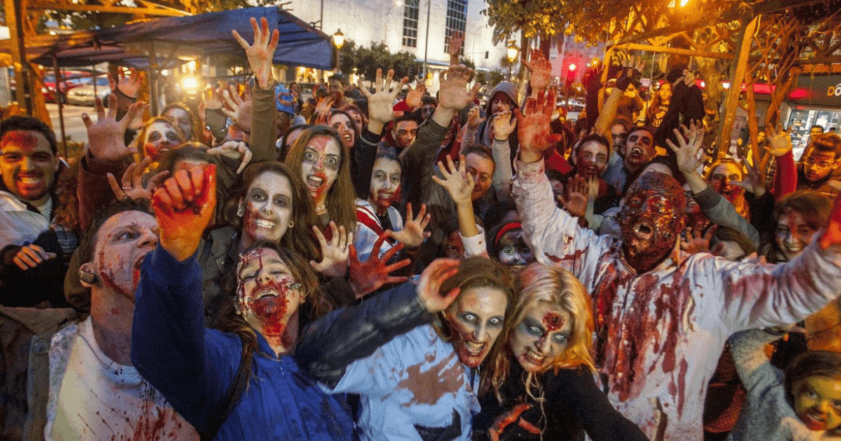 シッチェス映画祭のゾンビウォークで本格的なゾンビメイクを楽しむ参加者たち