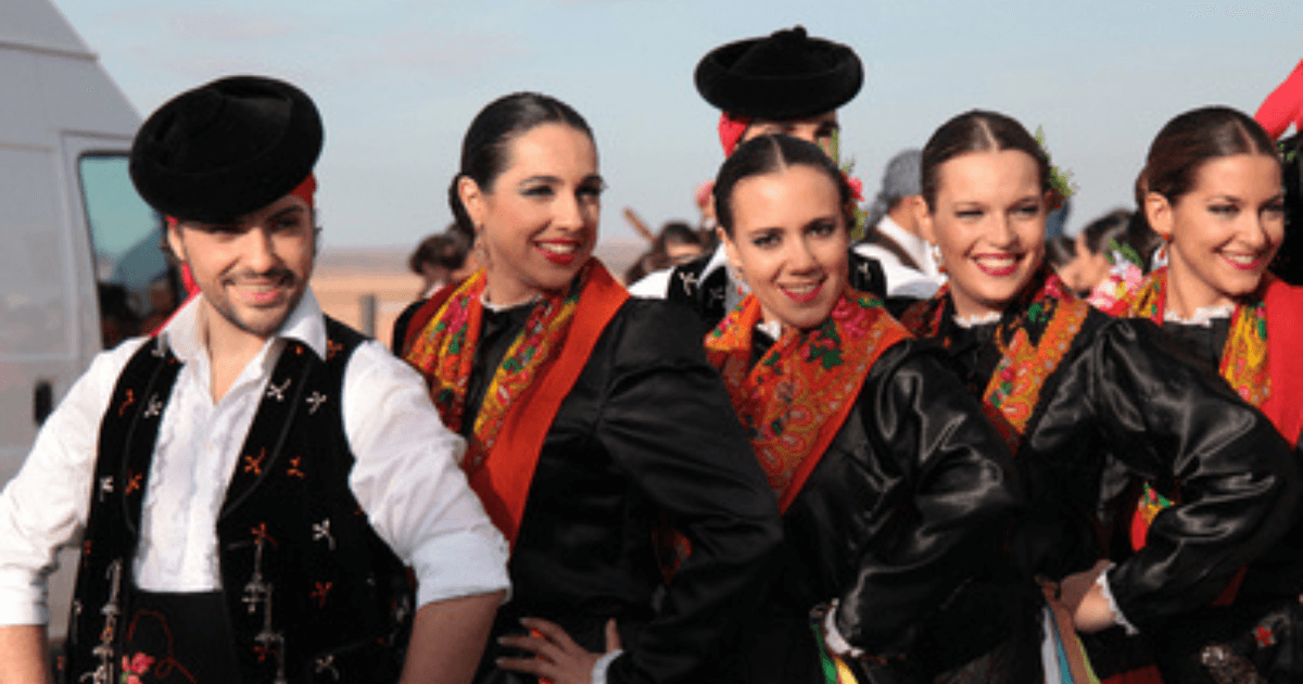 コンスエグラ・サフラン祭りのパレード。伝統衣装のミス・ドゥルシネア姫と介添役の女性たち