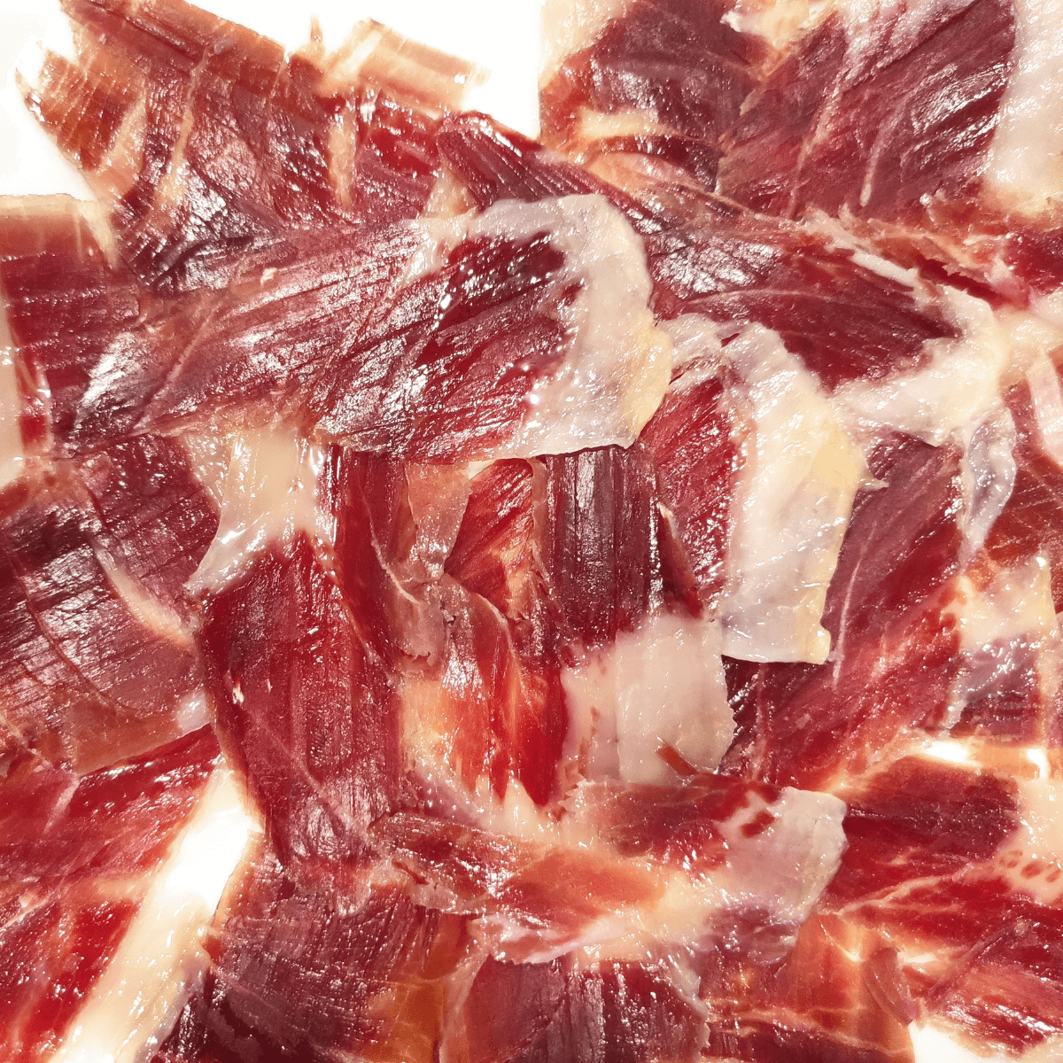 美しいピンク色のハモン・イベリコが盛り付けられた写真