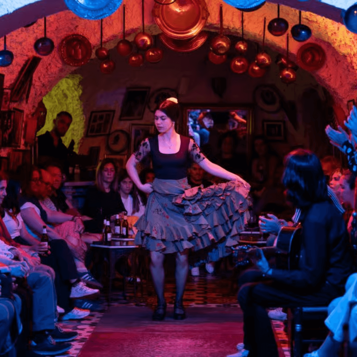 サクロモンテ地区の洞窟住居とグラナダ観光のフラメンコショー