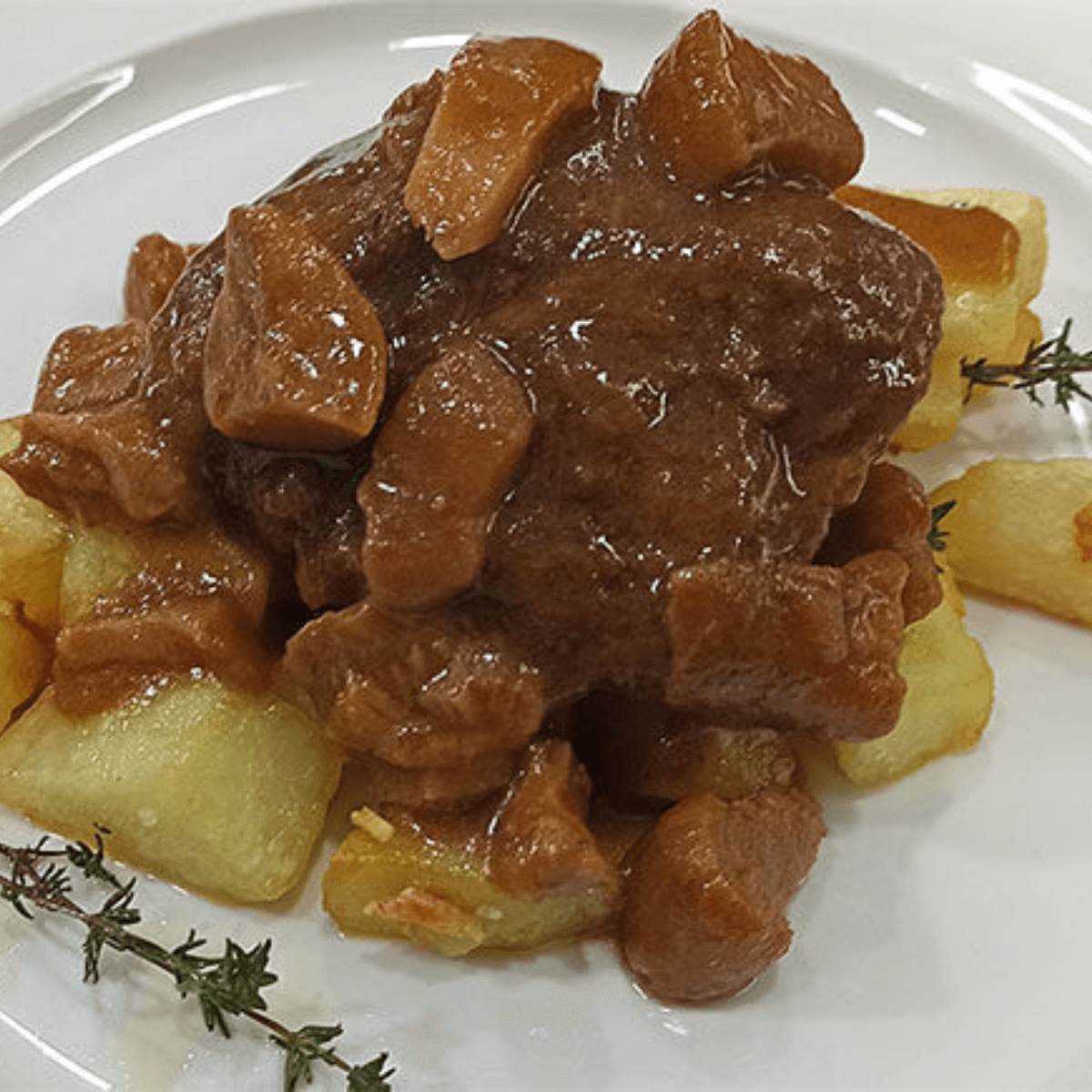 イベリコ豚のホホ肉の煮込み（カリージャ）の写真