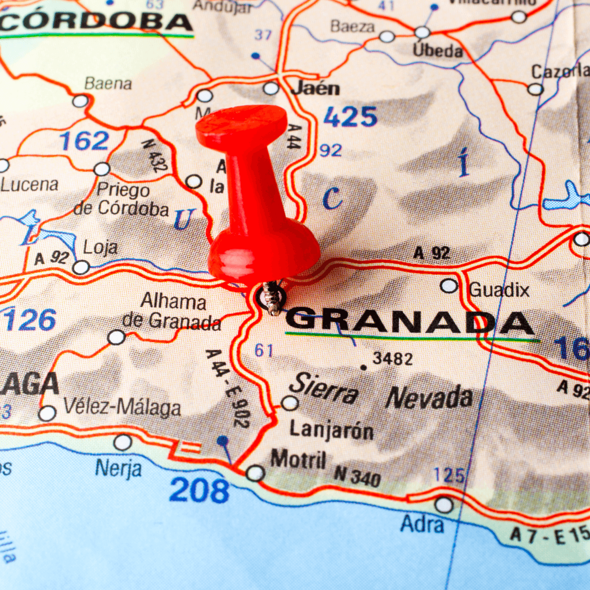 グラナダの丘に建つアルハンブラ宮殿の全景