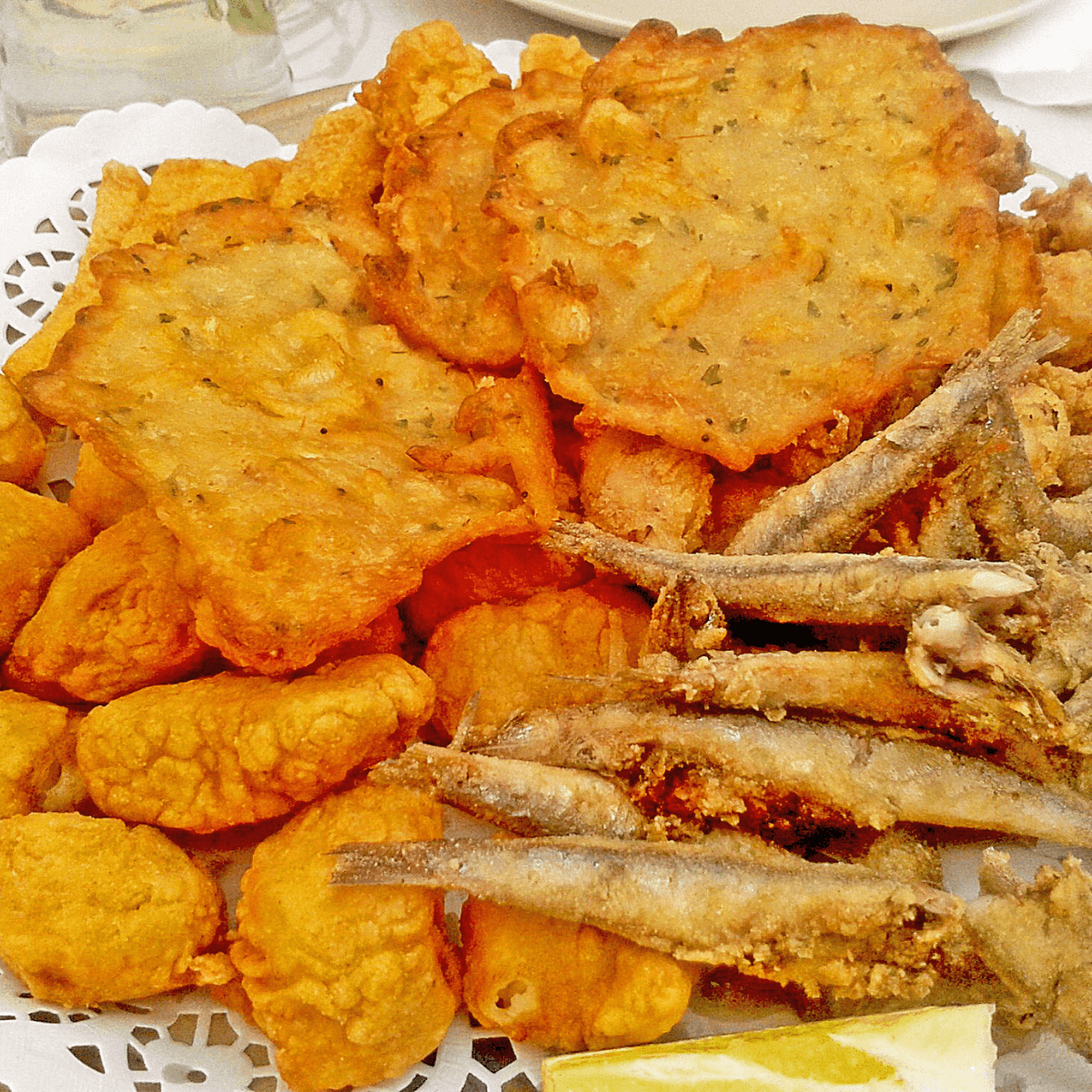 様々な小魚のフリット（揚げ物）の写真